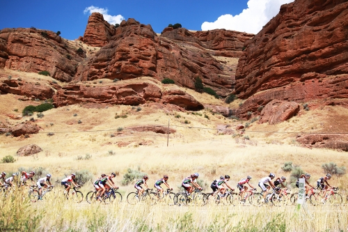 Red rocks in Northern Utah? You bet. Stage 6 of the 2016 Tour of Utah, photo by Cathy Fegan-Kim, cottonsoxphotography.com